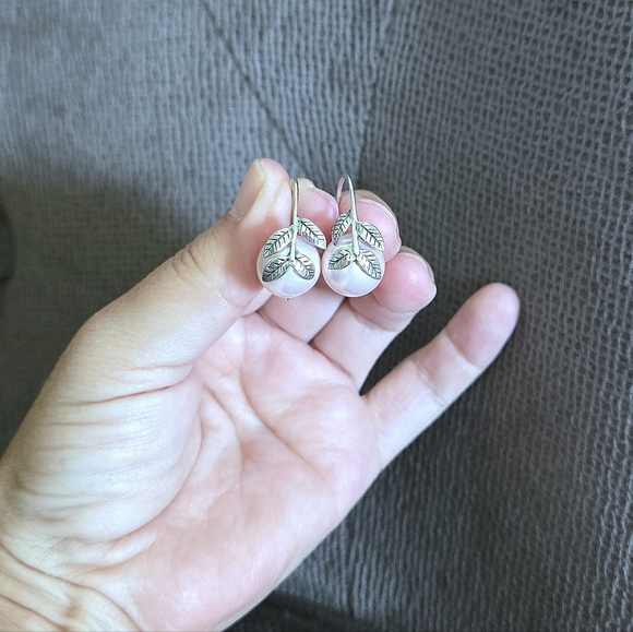 Annika Witt Pink🩷 Pearl And Leaves🍃 Earrings - Picture 9 of 16